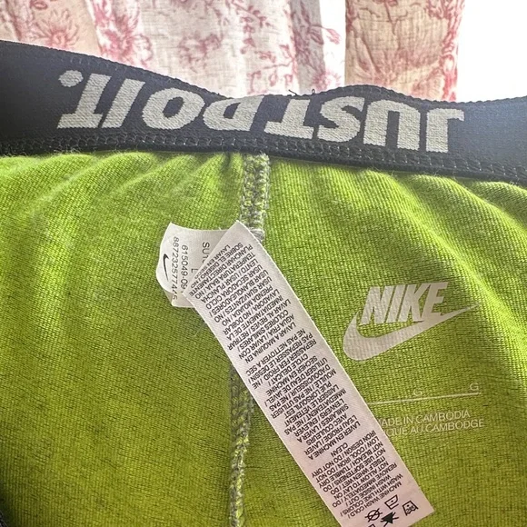 Nike Women's Green Leggings - Picture 5 of 6